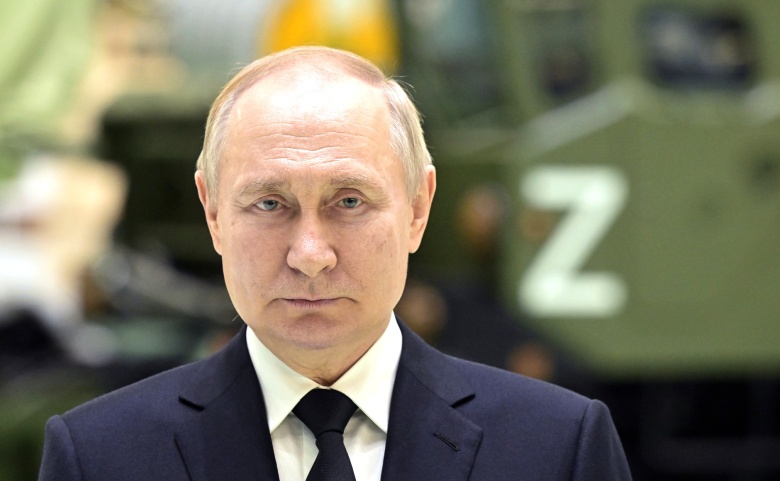 Владимир Путин во время посещения одного из оборонных предприятий