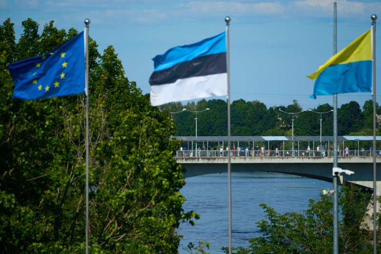 Флаги ЕС, Эстонии и Украины напротив погранперехода в Нарве, Эстония.