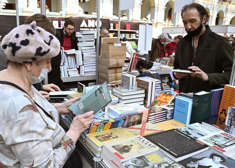 Ярмарка интеллектуальной литературы Non/fiction в Гостином дворе. Посетители на ярмарке. Фото: Игорь Иванко / Коммерсантъ