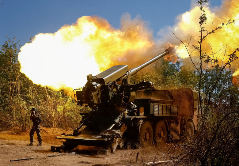 Украинский военнослужащий ведет огонь из самоходной гаубицы по российским войскам в Запорожской области, 20 августа 2025 года