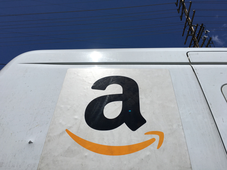 Фургон Amazon. Фото: Lucy Nicholson / Reuters