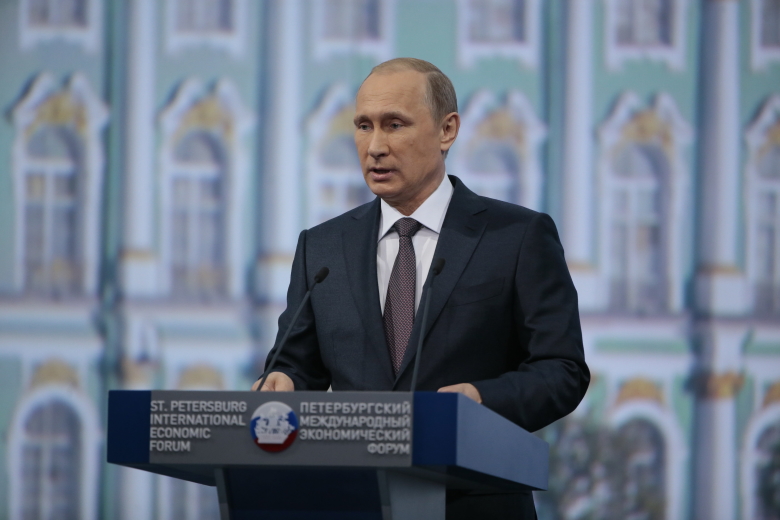Президент России Владимир Путин во время выступления на пленарном заседании «Время действовать: совместными усилиями к стабильности и росту» в рамках XIX Петербургского экономического форума.