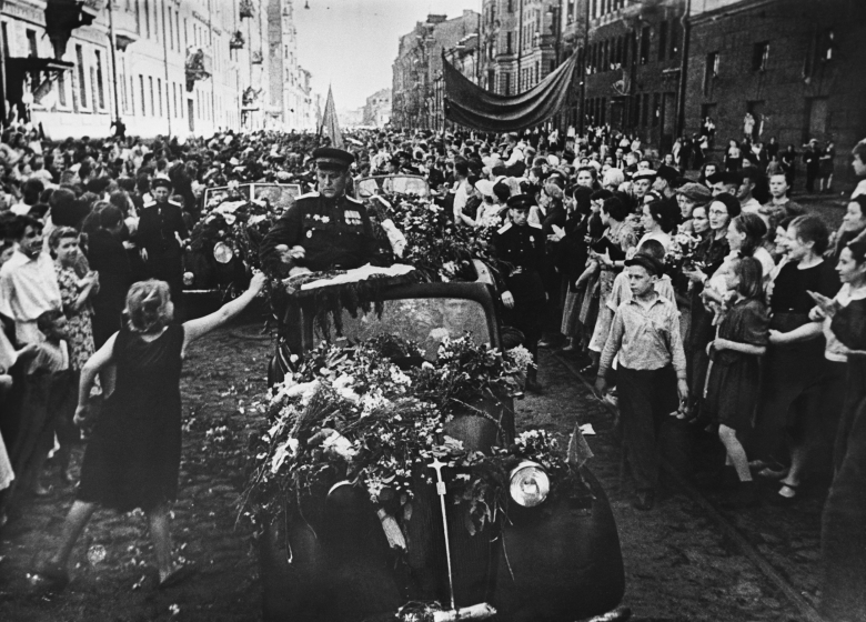 Ленинград. Жители города встречают возвращающихся с победой гвардейцев Ленинградского корпуса.