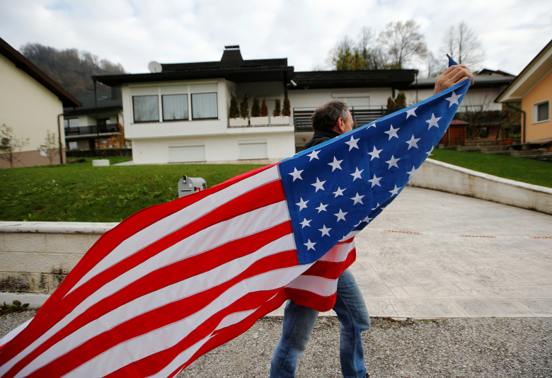 Сторонник Дональда Трампа празднует его победу на выборах. Фото: Srdjan Zivulovic / REUTERS