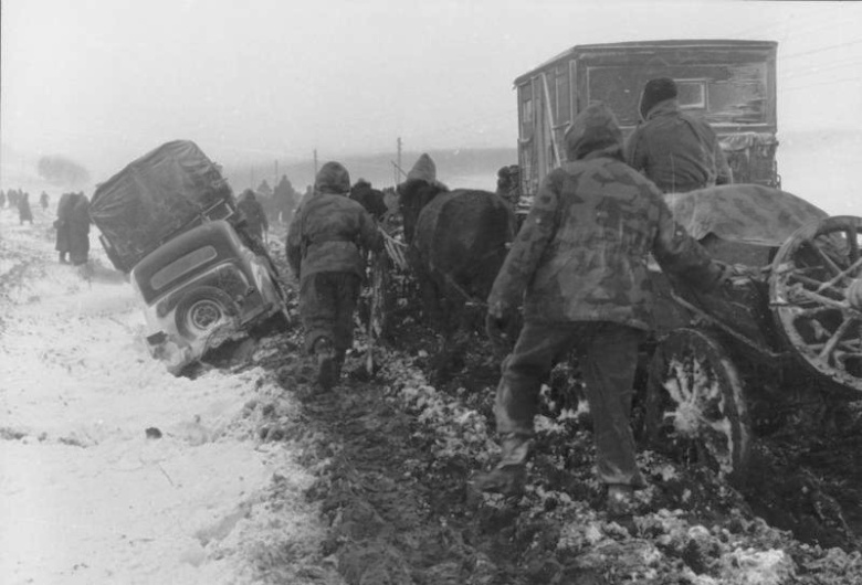 Вражеские солдаты застряли на украинской дороге. Февраль 1944 года
