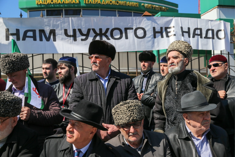 Магас. Участники согласованного митинга по вопросу публичного обсуждения законопроекта "О референдуме Республики Ингушетия". Фото: Елена Афонина/ТАСС