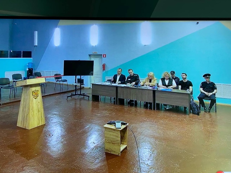 Алексей Навальный вместе с адвокатами на заседании суда в колонии