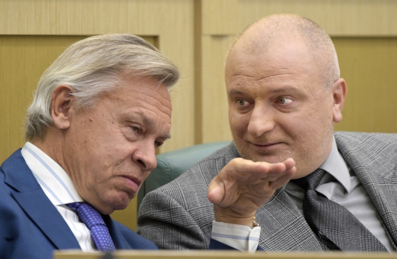 Алексей Пушков и Андрей Клишас. Фото: Глеб Щелкунов / Коммерсантъ