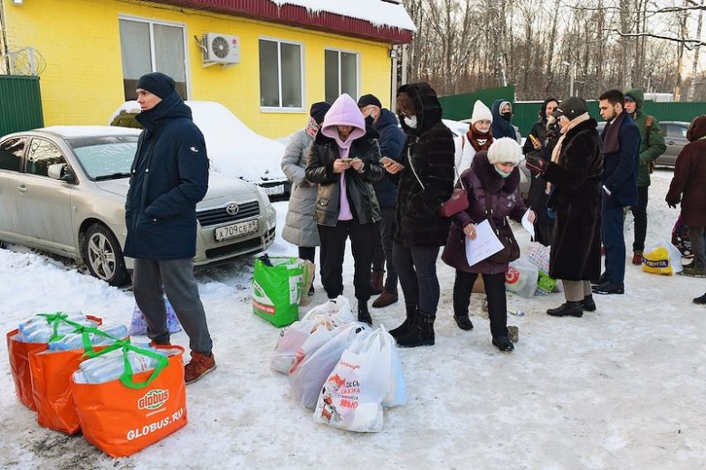 Родственники задержанных у здания спецприемника в деревне Сахарово в Троицком административном округе. Фото: Игорь Иванко/Коммерсантъ