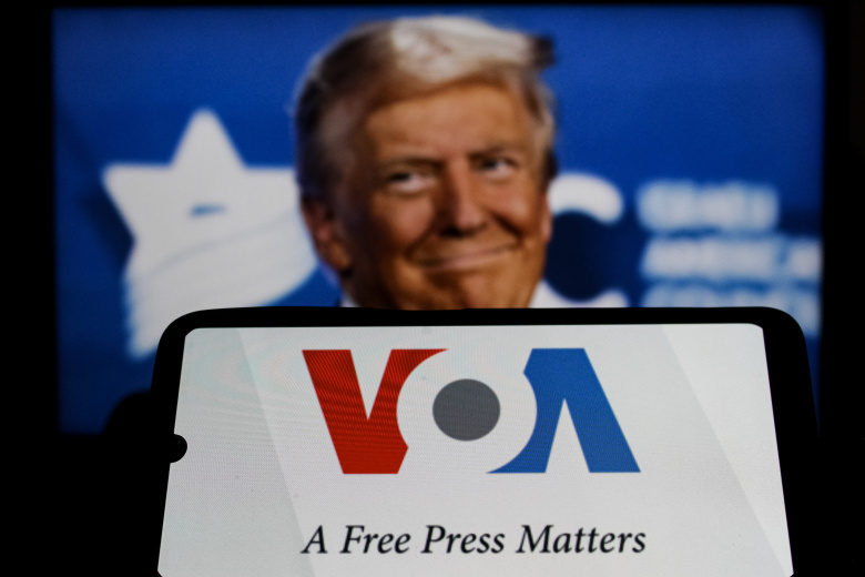 Логотип "Голоса Америки" на фоне портрета президента США Дональда Трампа