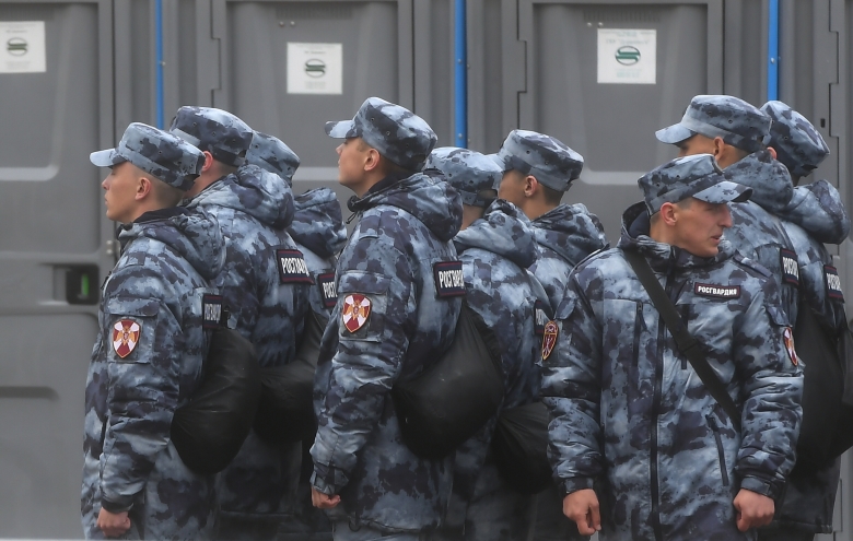 Сотрудники Росгвардии во время митинга «За свободную Россию без репрессий и произвола» в Москве. Фото: Евгений Одиноков / РИА Новости