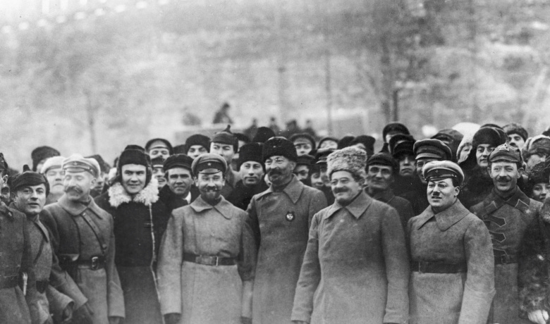 Феликс Дзержинский – председатель ГПУ при НКВД РСФСР и Иосиф Уншлихт (справа) – заместитель председателя ГПУ (репрессирован), после парада войск, посвященного 5-й годовщине ВЧК-ГПУ, декабрь 1922.