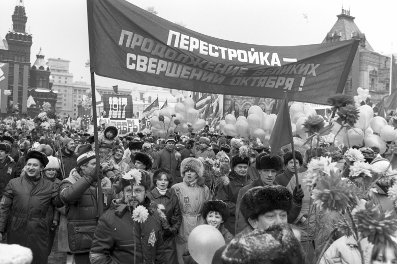 Праздничная демонстрация в честь 70-й годовщины Великого Октября на Красной площади. Фото: Василий Егоров и Валентин Соболев / Фотохроника ТАСС/