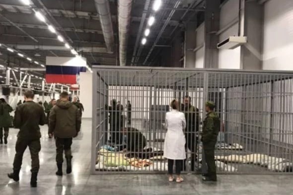 Клетка для пьяных резервистов на сборном пункте в «Казань Экспо»