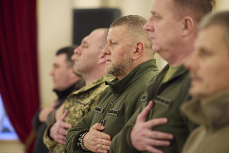 Валерий Залужный с сослуживцами