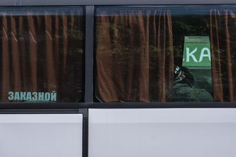 Уставшие военные в автобусе после парада