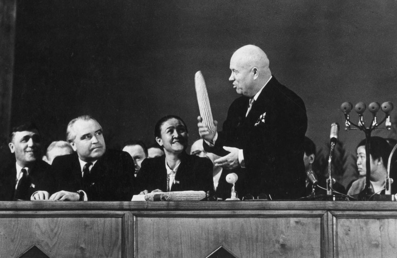 Ташкент, 1961. Председатель советского правительства Никита Хрущев рассказывает узбекским товарищам о чудесных свойствах кукурузы. Циклопическая по размаху сельскохозяйственная программа Хрущева «Догнать и перегнать Америку» обернулась настоящей экономической катастрофой и привела к окончательному разорению советской деревни.