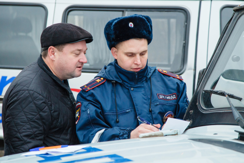 Сотрудник ГИБДД выписывает штраф