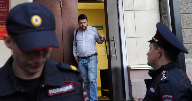 Глава штаба РПР-ПАРНАС Леонид Волков у отдела полиции №1 центрального управления МВД России по Новосибирску.