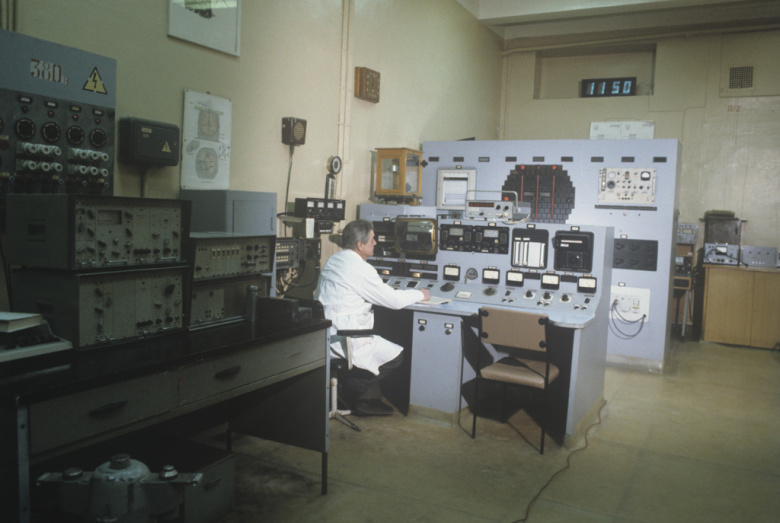 Щит управления реактора Ф-1 (фото 1993 года)