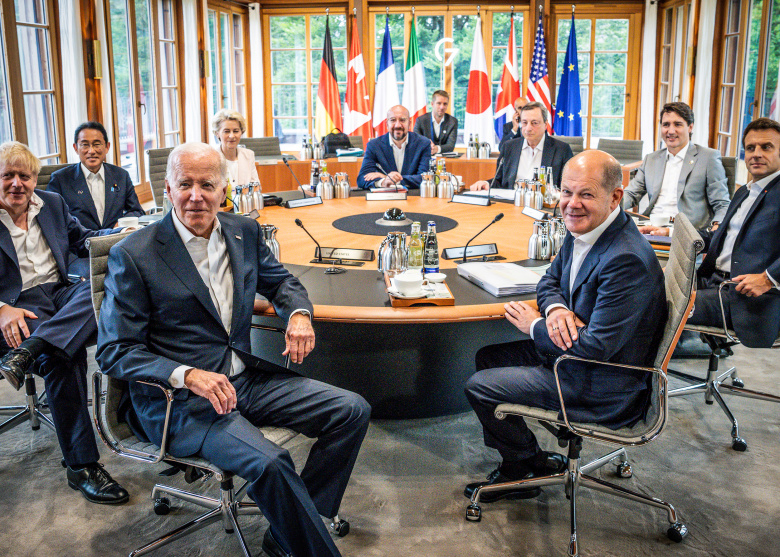 Участники саммита G7 в Эльмау (по часовой стрелке): президент США Джо Байден, премьер-министр Великобритании Борис Джонсон, премьер-министр Японии Фумио Кишида, президент Европейской Комиссии Урсула фон дер Ляйен, президент Совета Европы Шарль Мишель, премьер-министр Италии Марио Драги, премьер-министр Канады Джастин Трюдо, президент Франции Эмманюэль Макрон, канцлер ФРГ Олаф Шольц