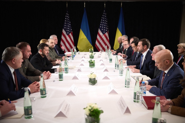Мюнхен, 14 февраля 2025 года. Президент Украины Владимир Зеленский (третий слева) и вице-президент США Джей Ди Вэнс (третий справа) на встрече в ходе Мюнхенской конференции по безопасности