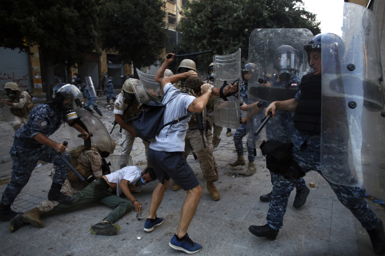 Антиправительственный митинг в Бейруте 8 августа 2020 года. Фото: Thibault Camus / AP / TASS