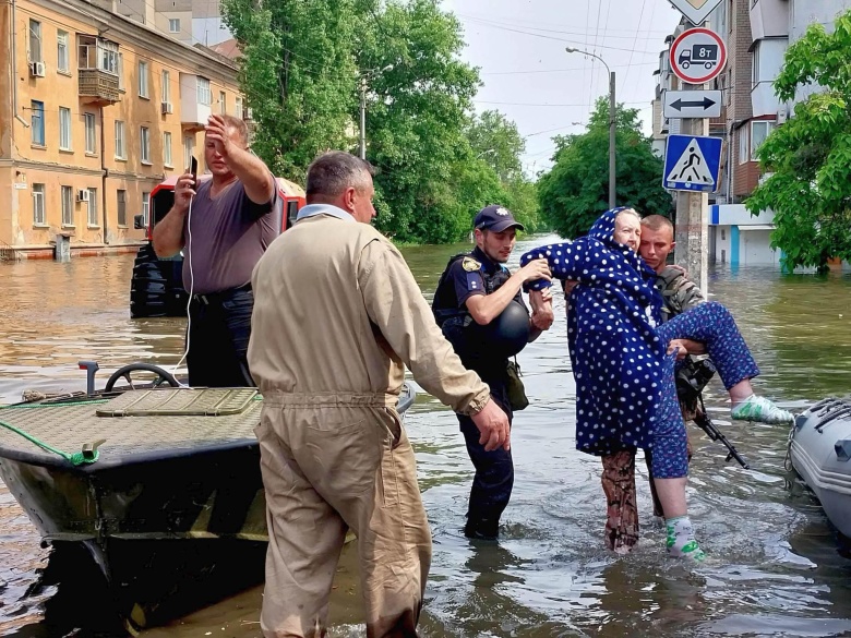 Волонтеры и военные эвакуируют жителей из зоны затопления после прорыва плотины в Новой Каховке