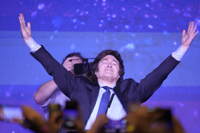 Хавьер Милей, кандидат в президенты от коалиции Liberty Advances, в своем предвыборном штабе после закрытия избирательных участков во время первичных выборов в Буэнос-Айресе, Аргентина, 13 августа 2023 года