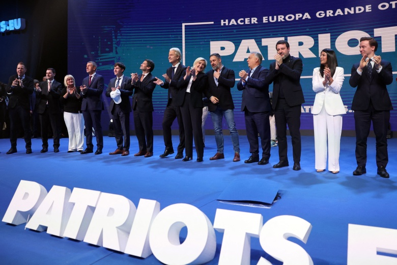 Мадрид, 8 февраля 2025 года. Участники встречи «Патриотов Европы», крупнейшего крайне правого блока Европарламента, аплодируют друг другу на сцене (в центре - Марин Ле Пен).  Встреча прошла под лозунгом «Сделаем Европу снова великой», отсылающему к трамповскому лозунгу Make America Great Again
