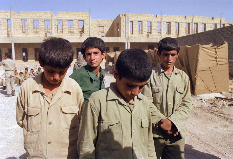 Пленные иранские юноши на ирано-иракской границе 20 июня 1988 года.