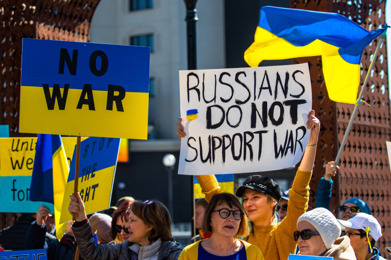«Россияне не поддерживают эту войну» — надпись на плакате