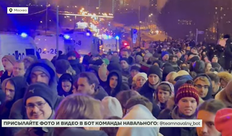 Жители и гости Москвы в очереди к кладбищу, где похоронили Навального. 1 марта 2024 года