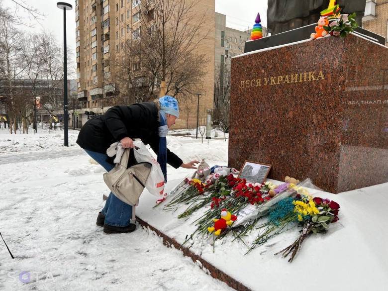 Москвичи уже несколько дней приносят цветы и игрушки к стихийному мемориалу жертвам российского обстрела в Днепре