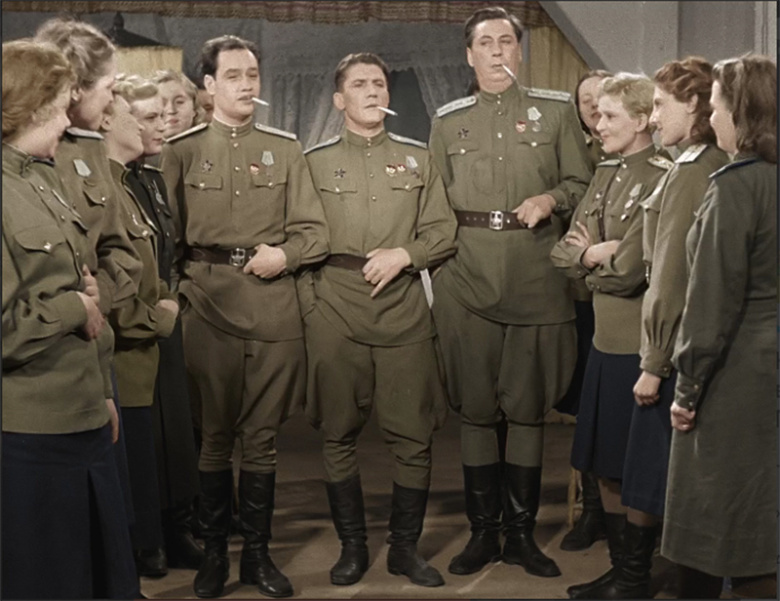 Кадр из фильма Семена Тимошенко «Небесный тихоход» (1945). Черно-белый фильм был раскрашен в 2012 г.