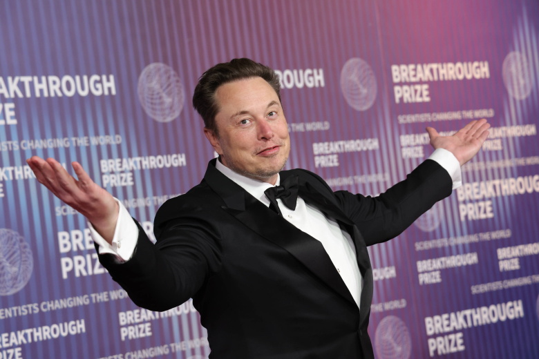 Илон Маск позирует перед фотографами на 10-й церемонии вручения премии Breakthrough Prize 13 апреля 2024 года в Лос-Анджелесе