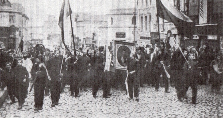 Патриотическая манифестация на Тверской улице Москвы 28 мая 1915 г. переросла в массовые погромы магазинов и фабрик, принадлежащих «немцам», в том числе российским подданным с немецкими (и вообще иностранными) фамилиями. Пять человек (из них четыре женщины) были растерзаны толпой, общий ущерб составил 38,5 млн. руб.