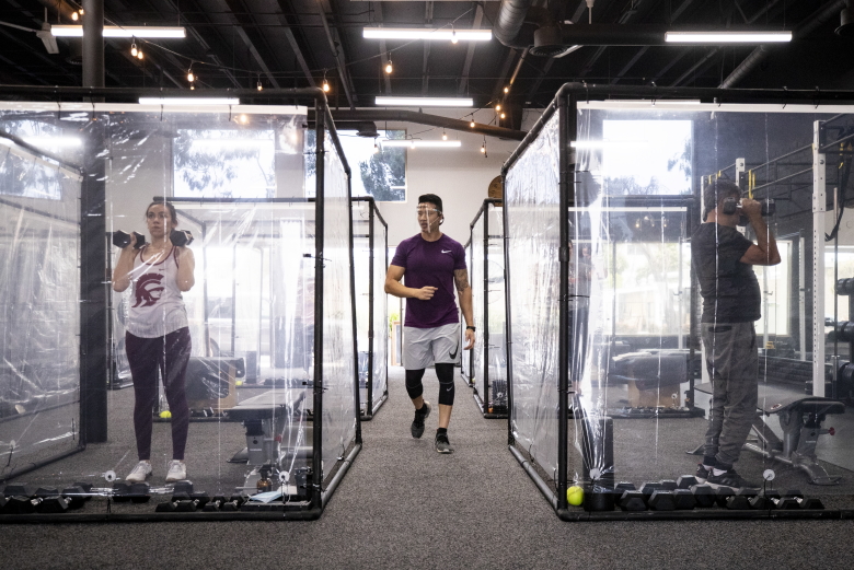 Занятия в фитнес-зале Inspire South Bay Fitness в Калифорнии. Фото: Etienne Laurent / EPA / TASS