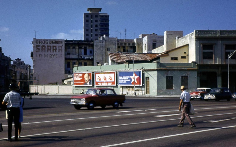 На улицах постреволюционной Гаваны, 1974 год: видны плакат с Владимиром Лениным и автомобиль «Москвич»