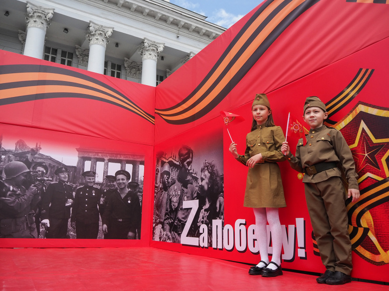 Нальчик. Дети перед баннером