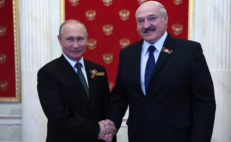 Владимир Путин и Александр Лукашенко перед началом военного парада в ознаменование 75-й годовщины Победы в Великой Отечественной войне. Фото: kremlin.ru