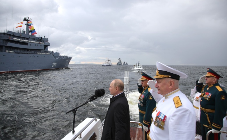 Владимир Путин принимает Главный военно-морской парад