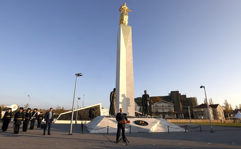Владимир Путин у памятника «Сыновьям России, воевавшим в Гражданскую войну» (другое название — «Памятник примирения в Гражданской войне»), 4 ноября 2021 года. В результате конфронтации, возникшей вокруг памятника, срок его открытия переносился несколько раз. Память о Гражданской войне в России, пишет историк-американист Иван Курилла, способна вызвать не меньший конфликт, чем тот, что разгорелся в Соединенных Штатах в случае с их Гражданской войной.