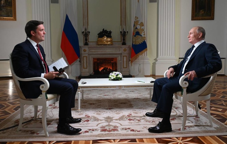 Журналист телекомпании NBC Кир Симмонс и Владимир Путин. Фото: Максим Блинов/ пресс-служба президента РФ