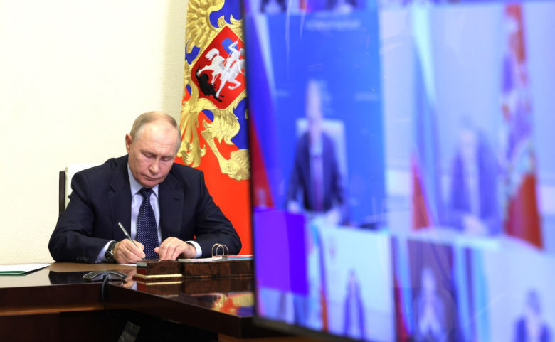 Владимир Путин перед экраном