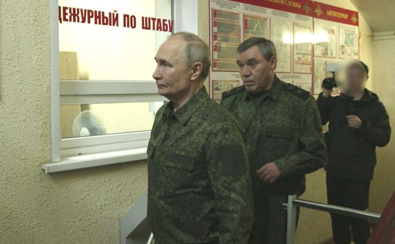 Владимир Путин и начальник Генштаба ВС РФ Валерий Герасимов в ходе посещения пункта управления Курской группировкой, 12 марта 2025 года