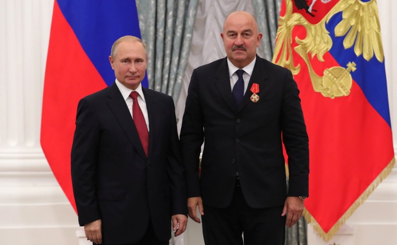 Станислав Черчесов и Владимир Путин во время награждения тренера Орденом Александра Невского