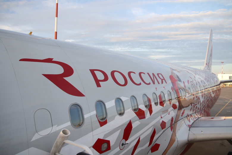 Самолет авиакомпании "Россия" в аэропорту Домодедово