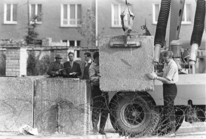 Первые блоки Стены, утро 13 августа 1961 года