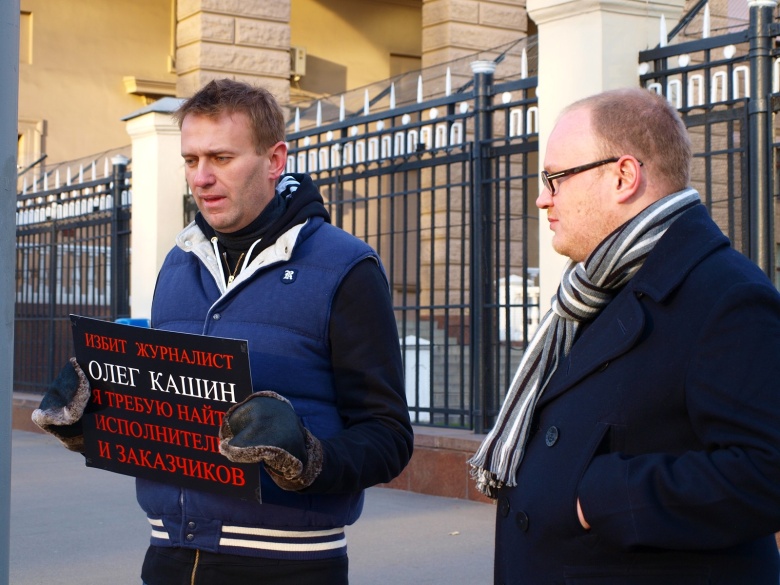 Пикет в годовщину нападения на Олега Кашина у здания ГУВД Москвы на Петровке, 38, 6 ноября 2011 года